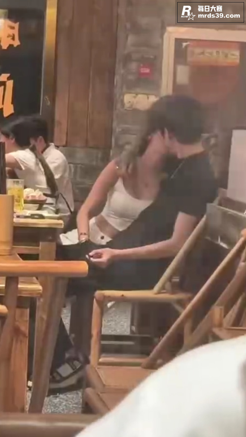 网友饭店拍摄 小情侣相关图片2
