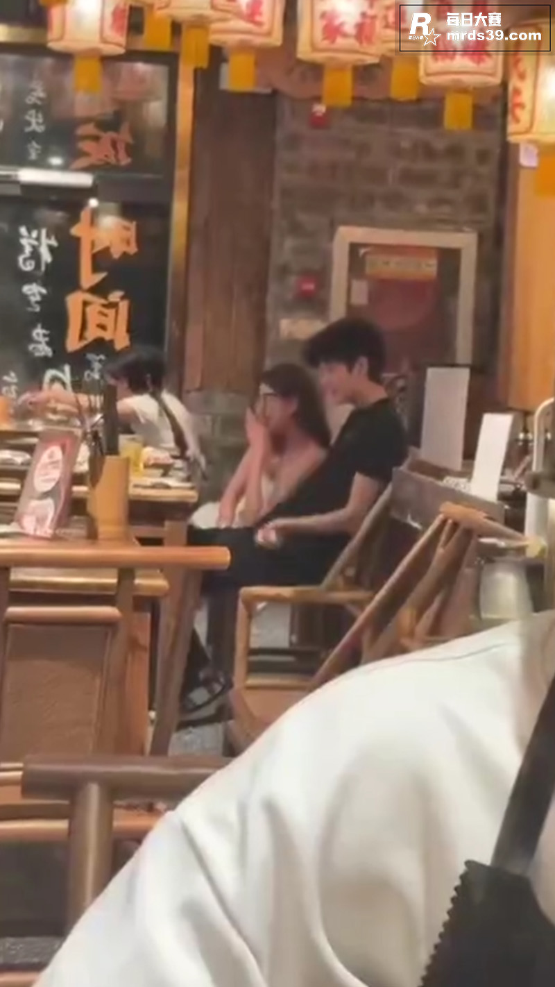 网友饭店拍摄 小情侣相关图片3