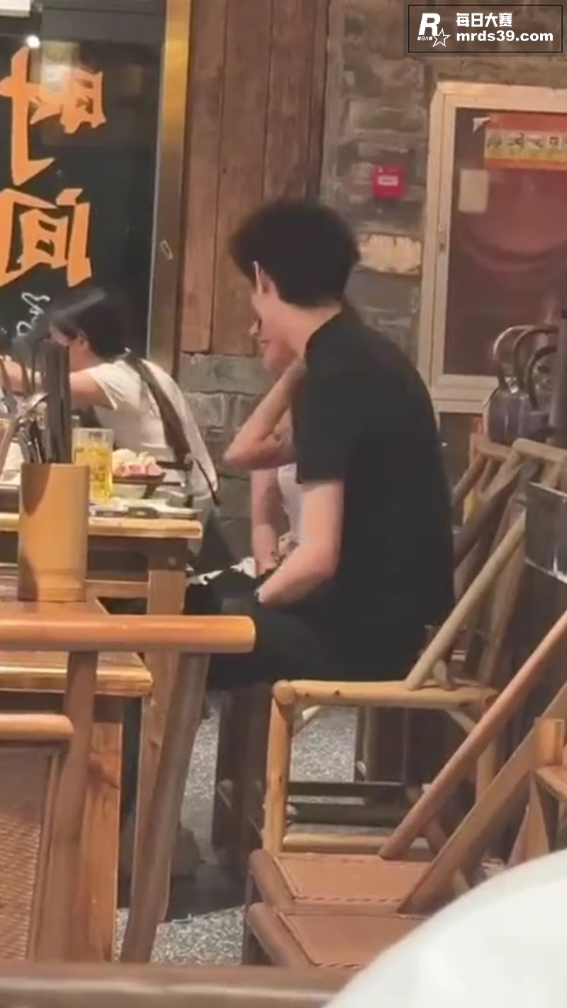 网友饭店拍摄 小情侣相关图片4