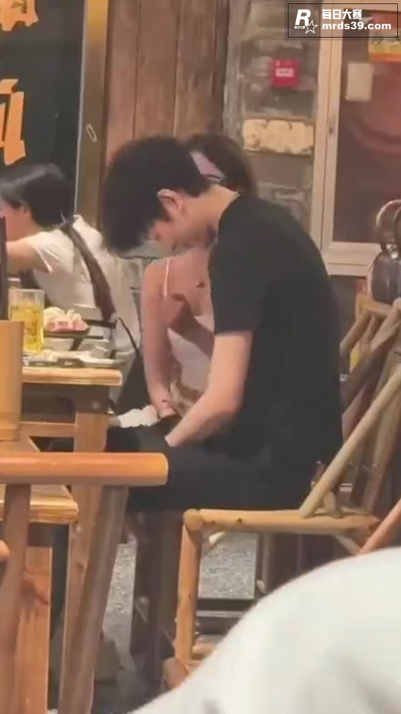 网友饭店拍摄 小情侣相关图片5