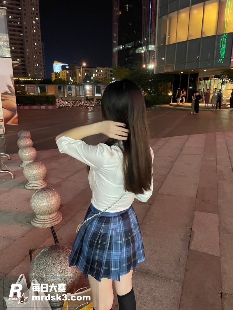 极品JK美少女 人前相关图片1