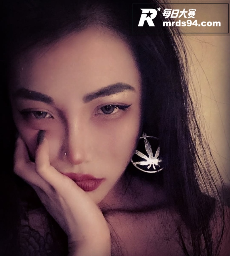 高颜值微胖巨乳小网红相关图片4