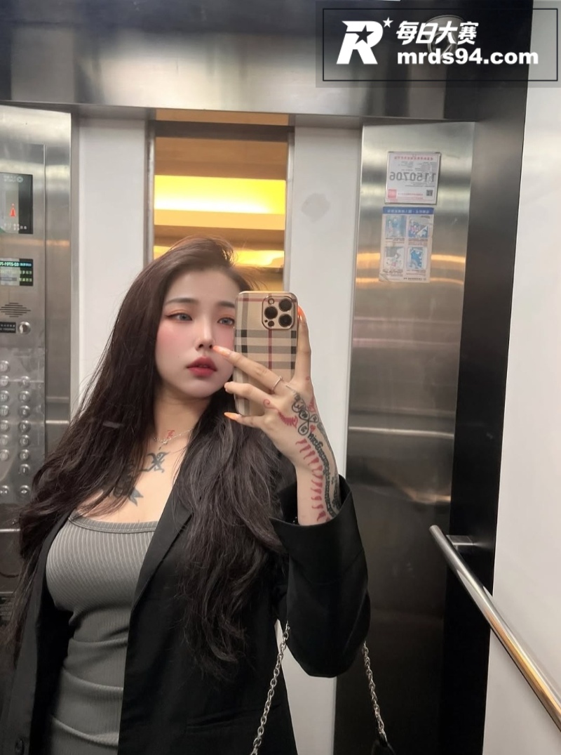 高颜值微胖巨乳小网红相关图片5