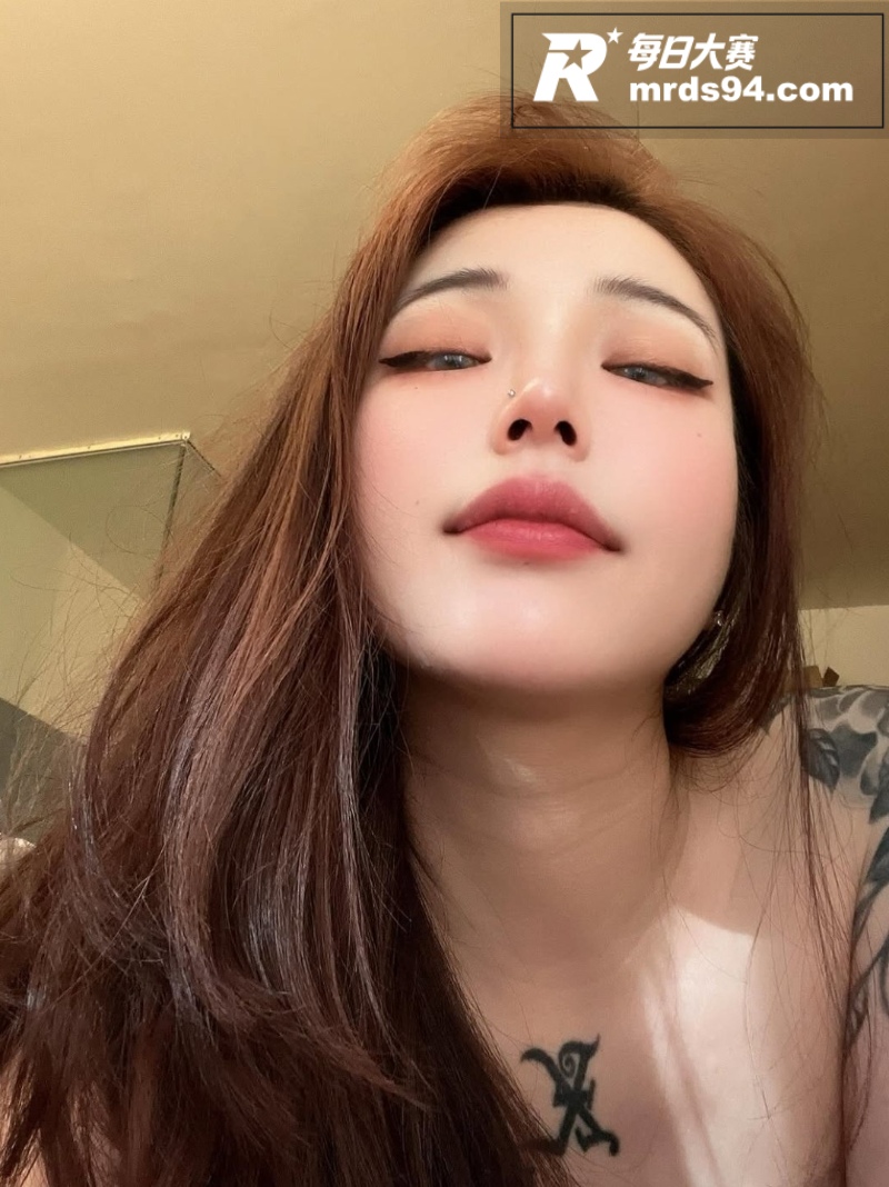 高颜值微胖巨乳小网红相关图片7