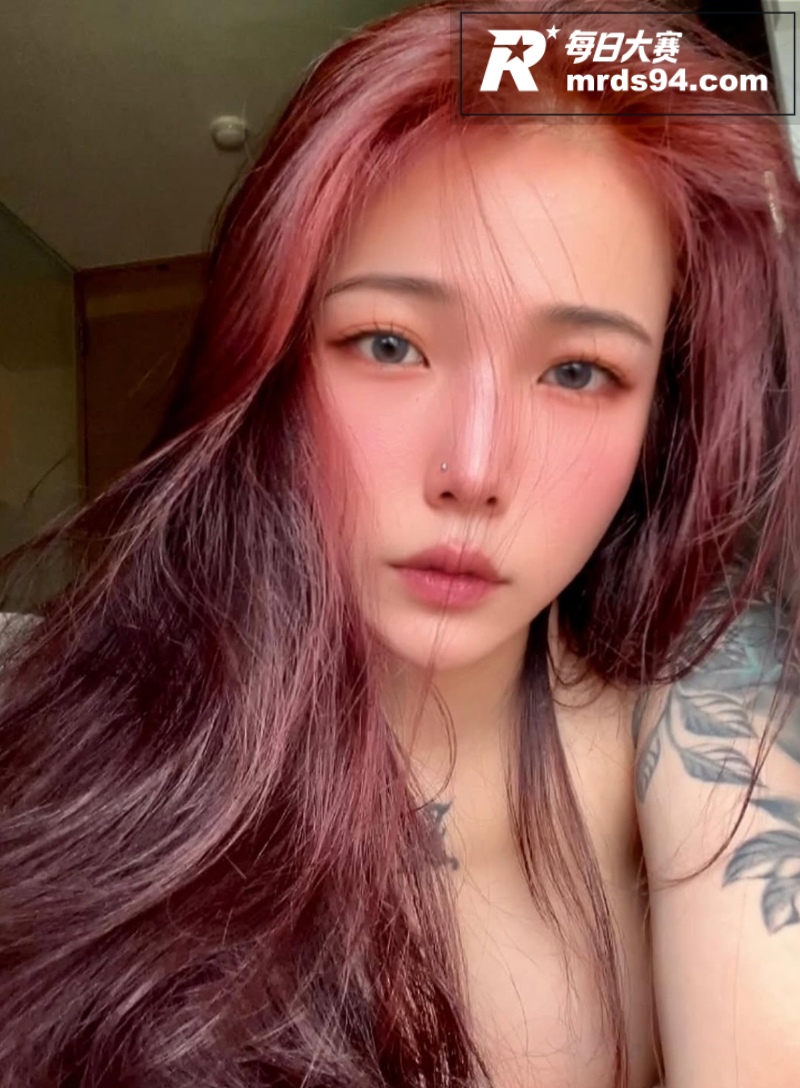 高颜值微胖巨乳小网红相关图片8