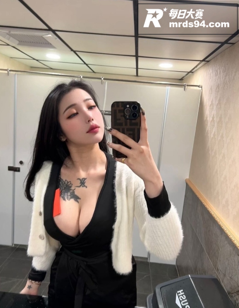高颜值微胖巨乳小网红相关图片9