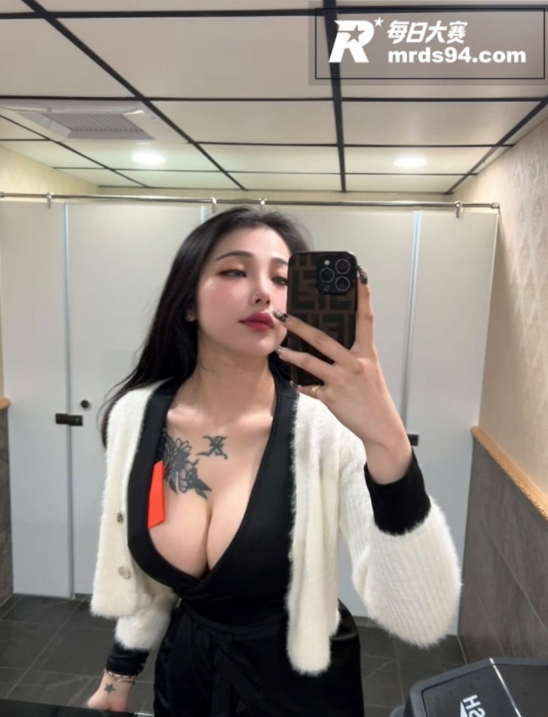 高颜值微胖巨乳小网红相关图片10