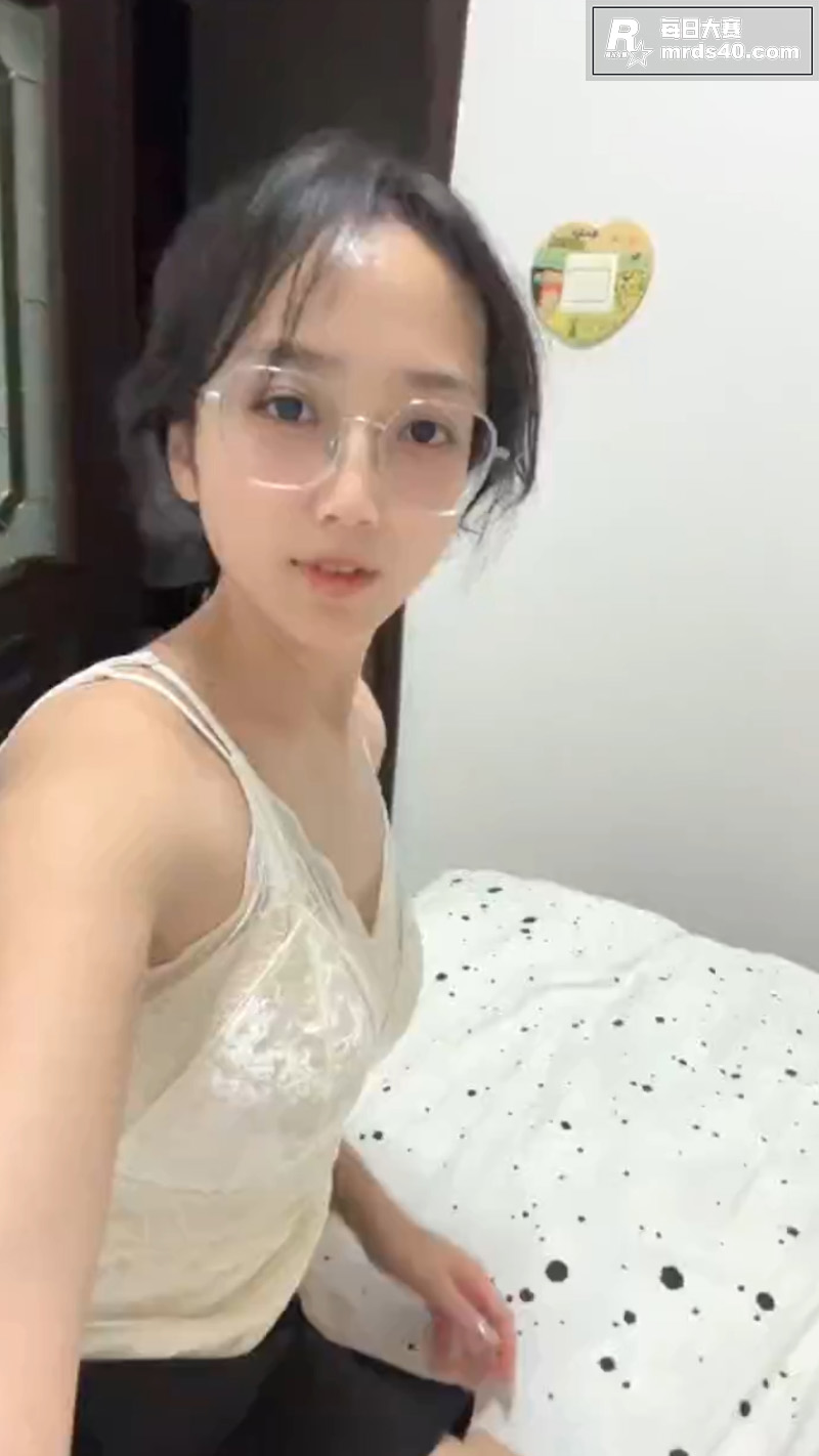 抖音极品眼镜反差婊 相关图片2