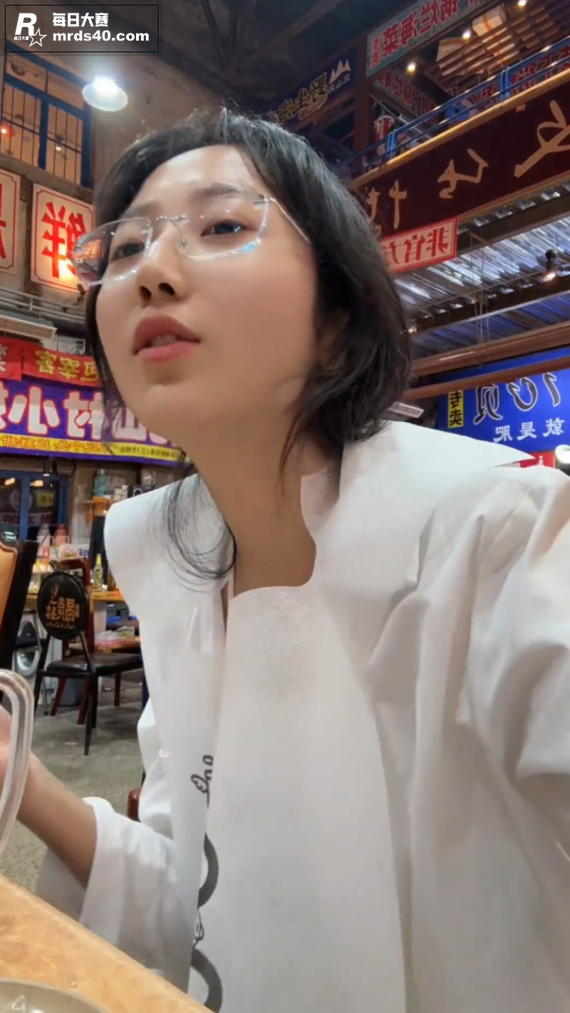 抖音极品眼镜反差婊 相关图片4