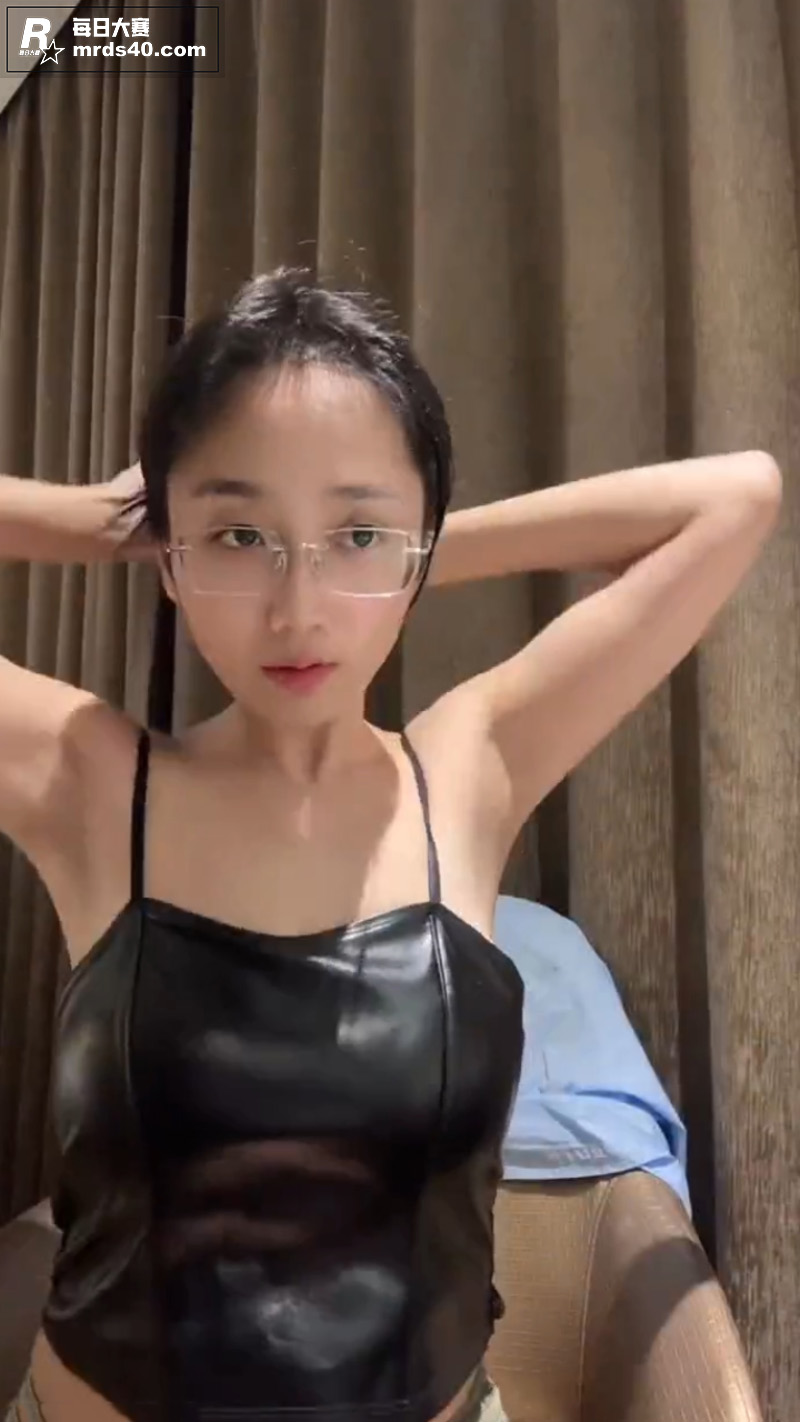 抖音极品眼镜反差婊 相关图片8