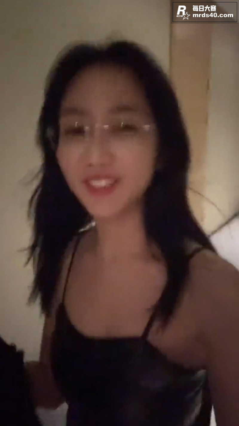 抖音极品眼镜反差婊 相关图片9