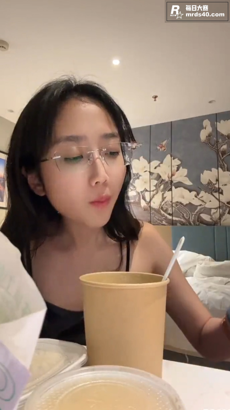 抖音极品眼镜反差婊 相关图片10