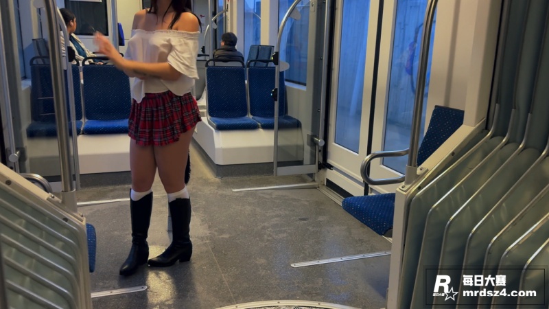欧美户外露出女神 i相关图片5