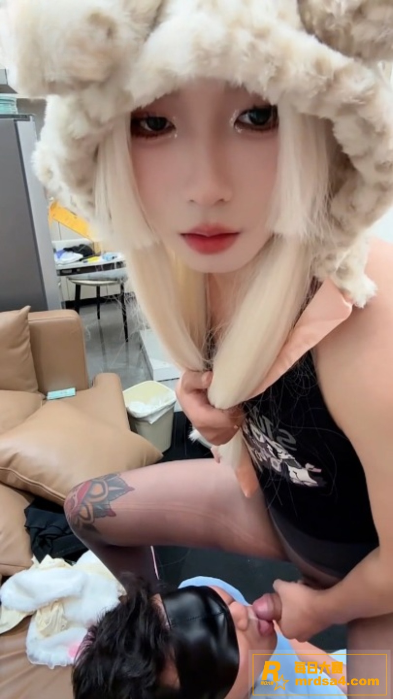 高颜白发TS伪娘 榛相关图片2