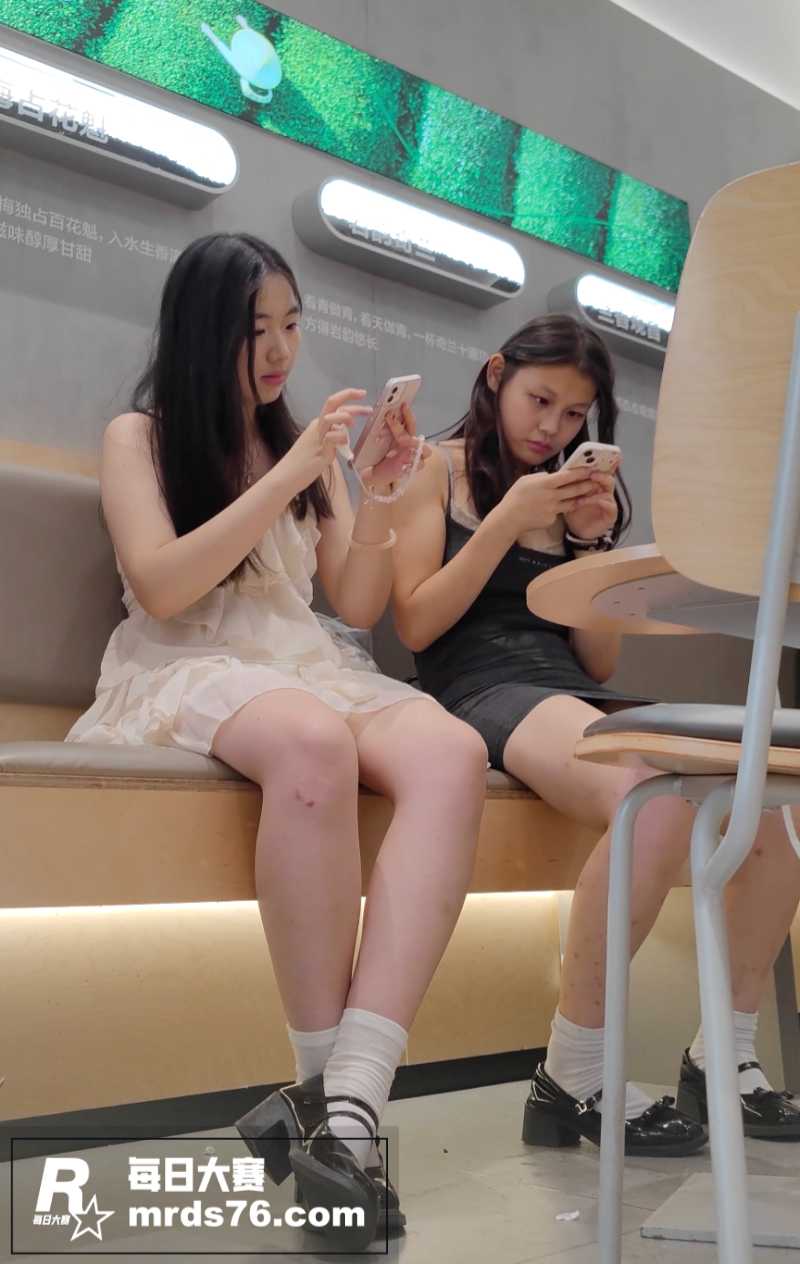 街头抄底偷拍 奶茶店相关图片1