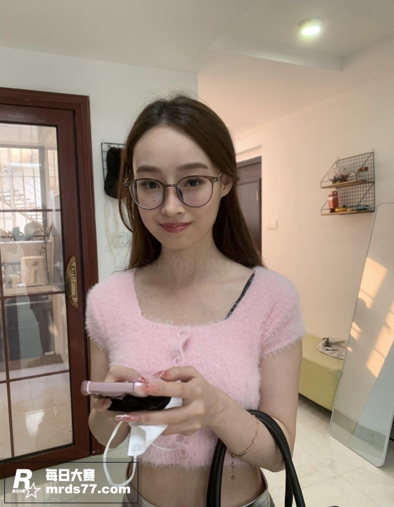 约拍高颜值嫩模 丰乳相关图片1