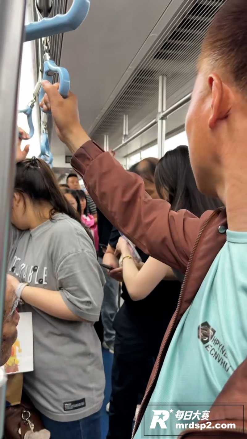 地铁老色狼偷拍短裙小相关图片1