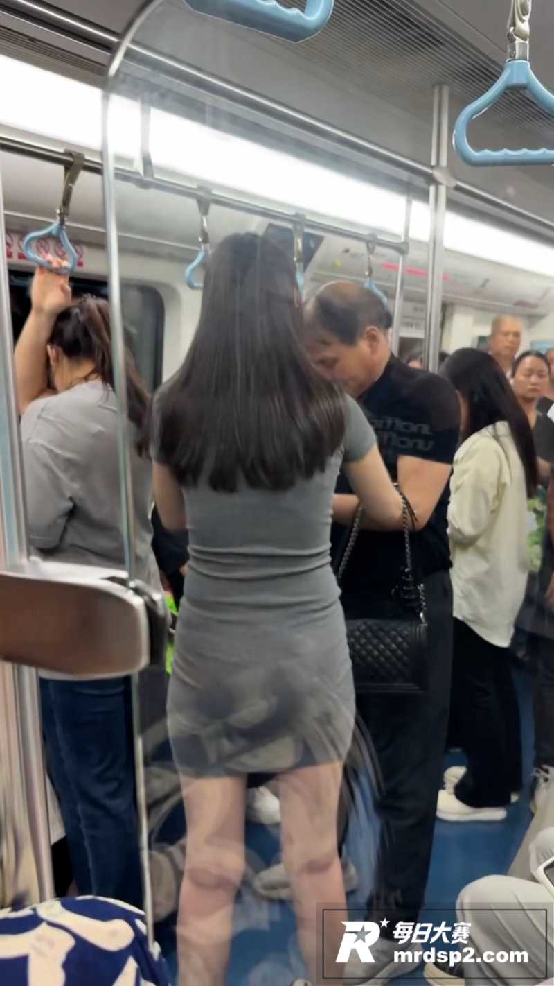 地铁老色狼偷拍短裙小相关图片2