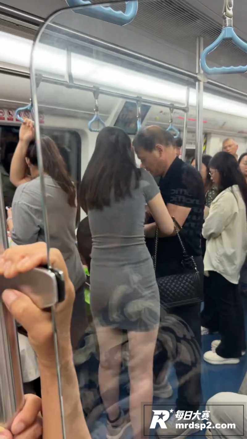 地铁老色狼偷拍短裙小相关图片3
