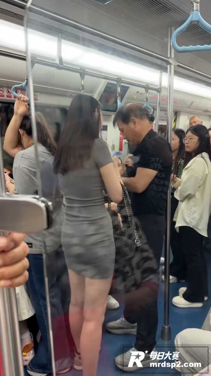 地铁老色狼偷拍短裙小相关图片4