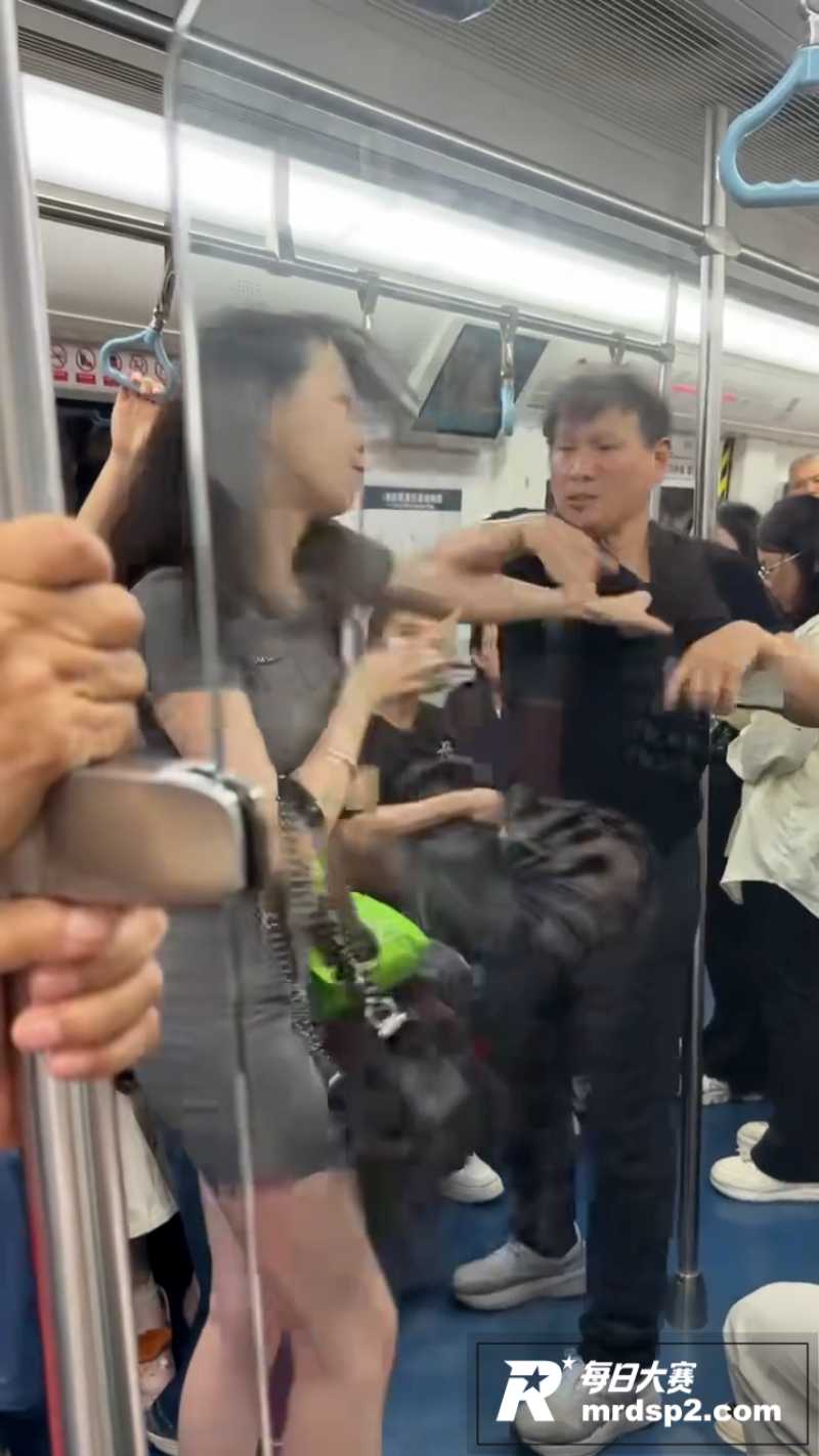 地铁老色狼偷拍短裙小相关图片5