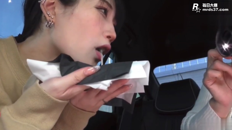 极品美娇妻车震口爆 相关图片7