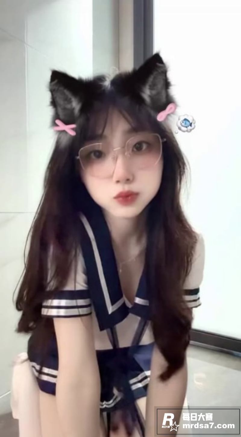 童颜巨乳清纯反差婊 相关图片3
