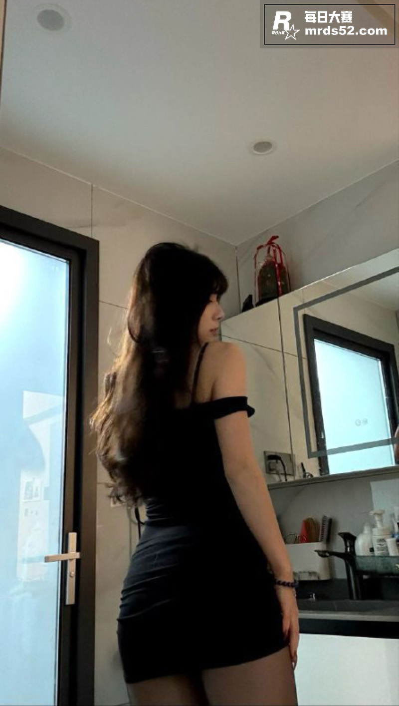 高颜值巨乳反差少女 相关图片3