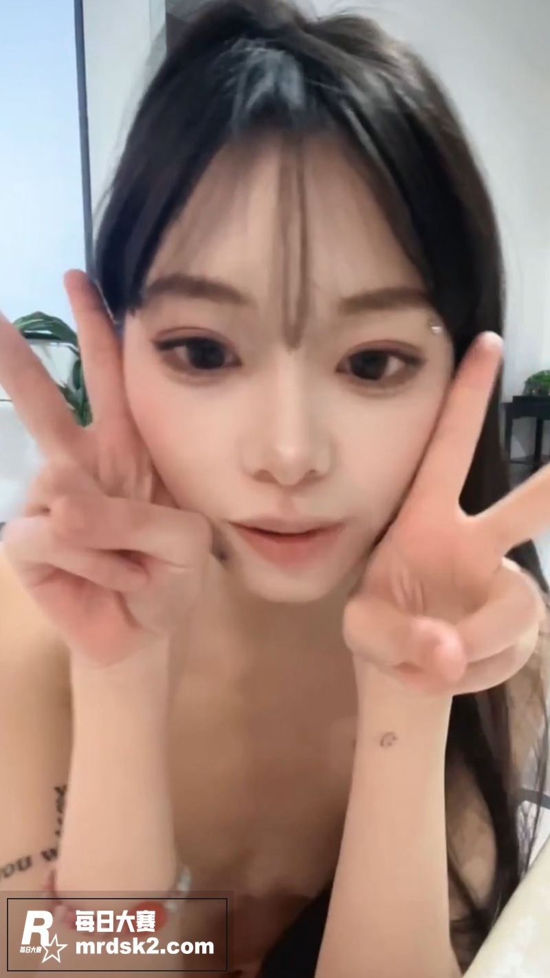 高颜值极品反差美少女相关图片1