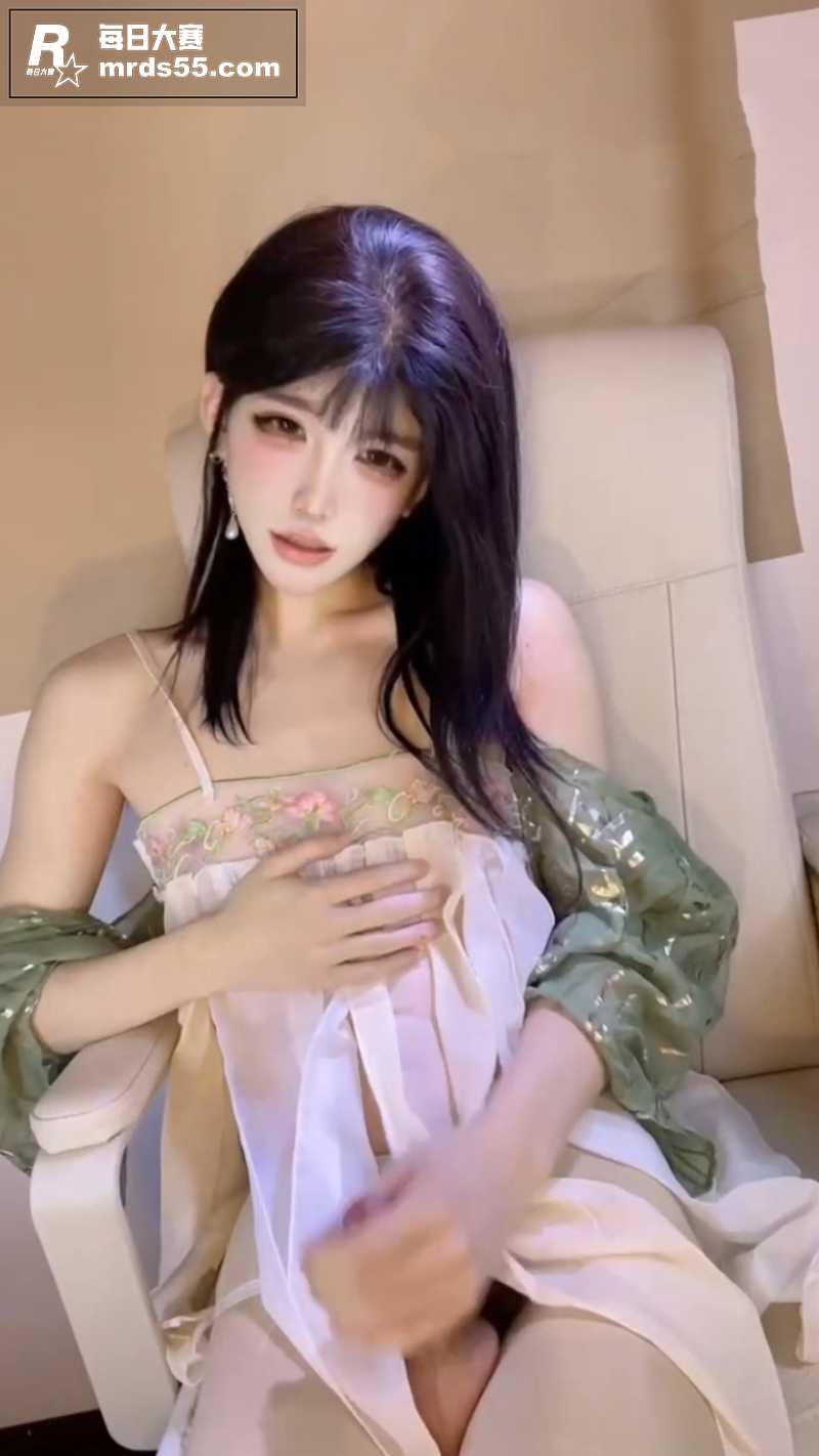 高颜值巨屌伪娘 月儿相关图片5
