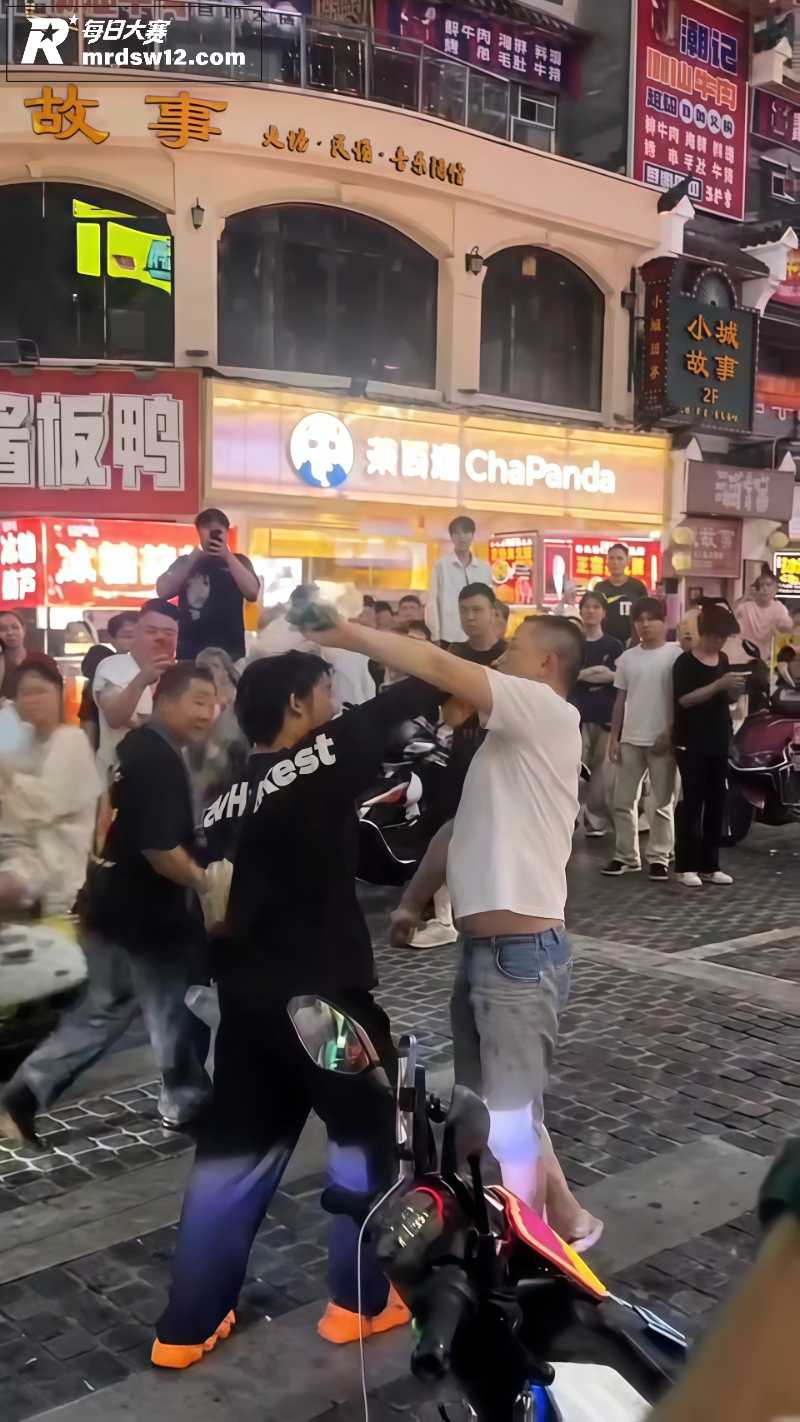 夜市街头突发激烈争执相关图片1