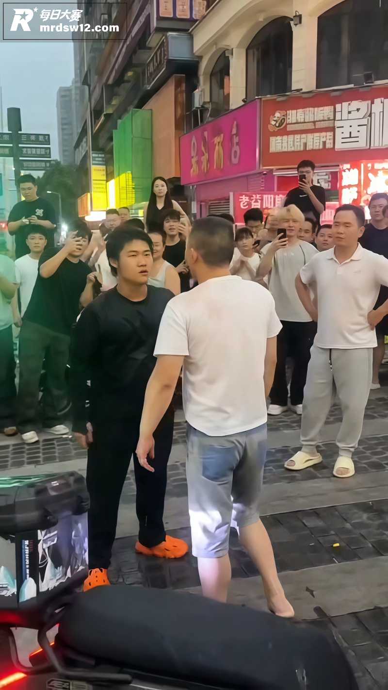 夜市街头突发激烈争执相关图片2