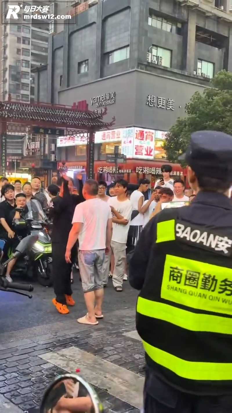 夜市街头突发激烈争执相关图片3