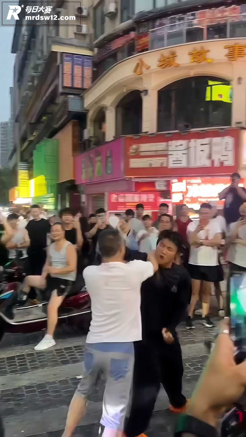 夜市街头突发激烈争执相关图片4
