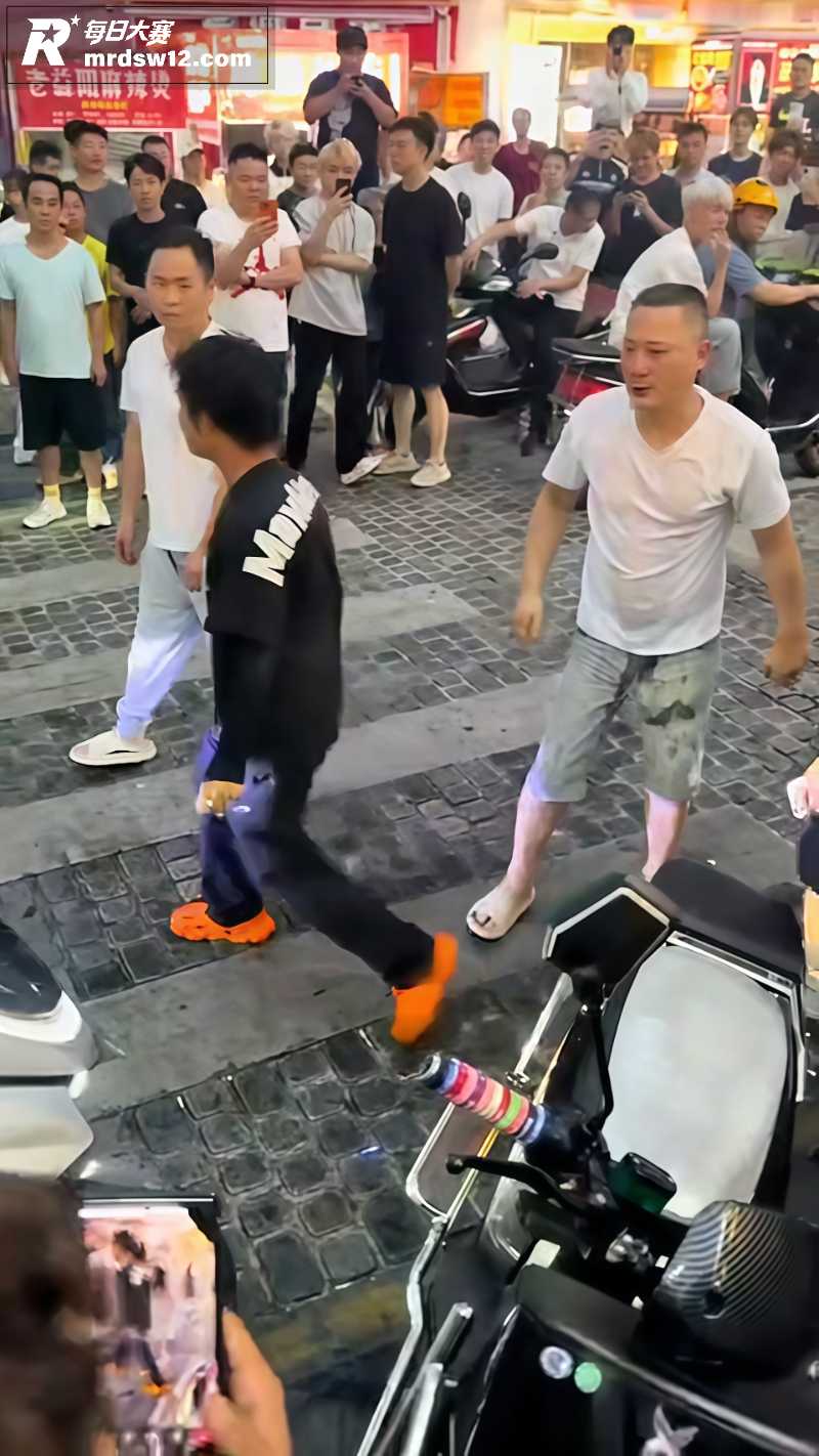 夜市街头突发激烈争执相关图片5