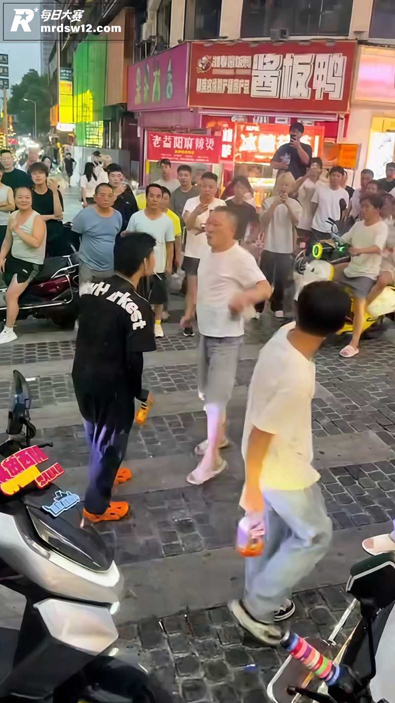 夜市街头突发激烈争执相关图片6