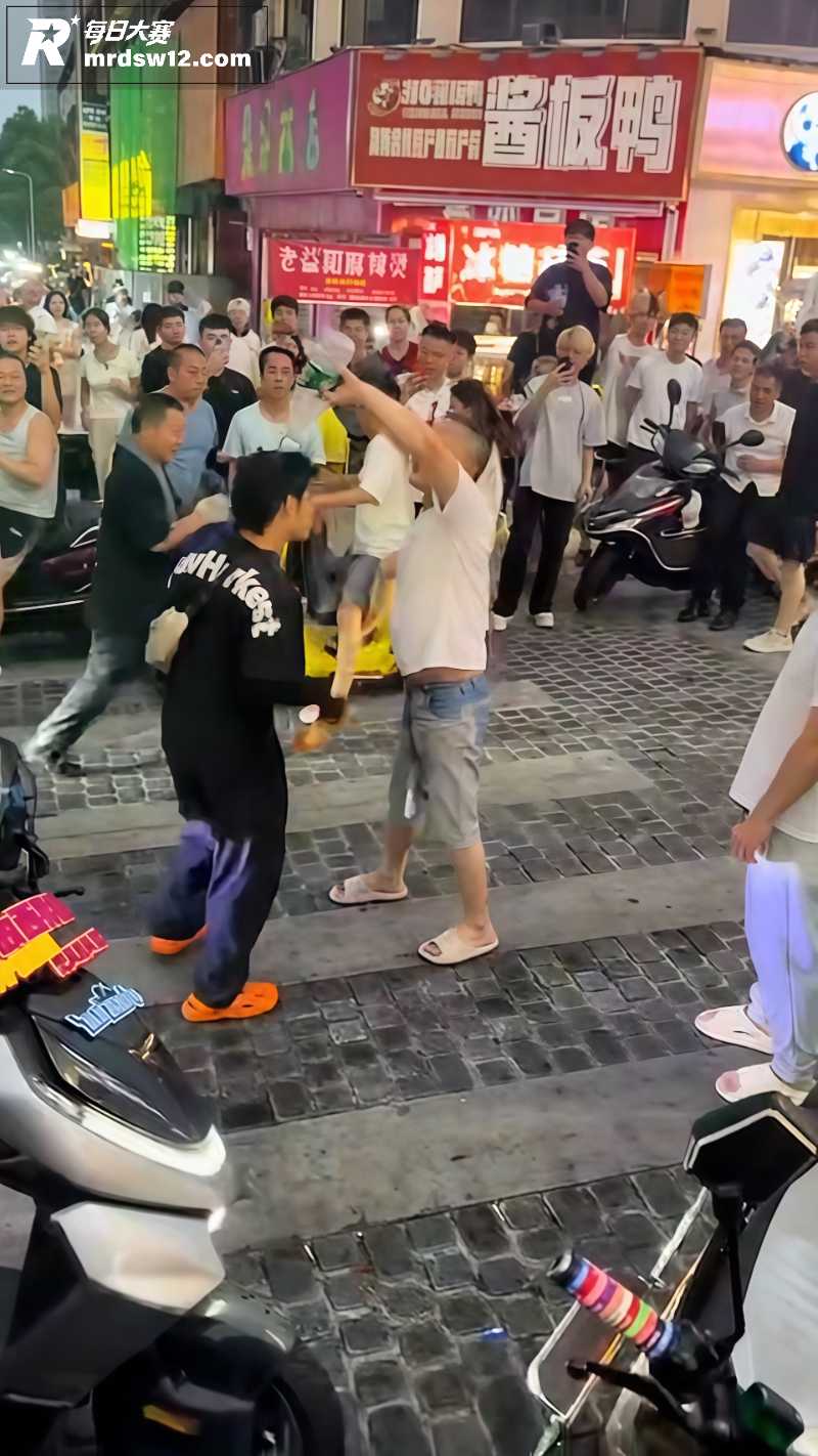 夜市街头突发激烈争执相关图片7