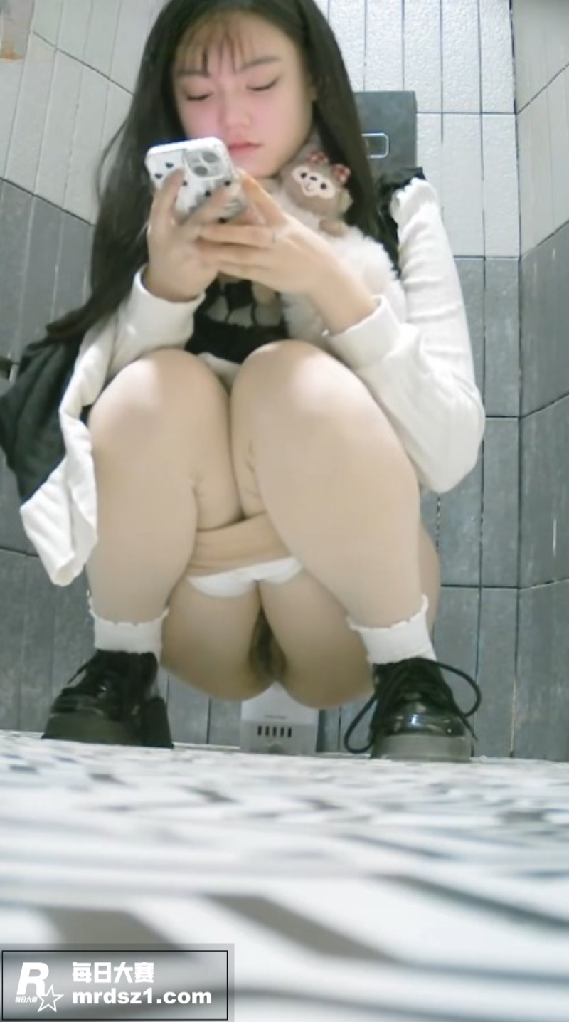 公共女厕偷拍合集 多相关图片1
