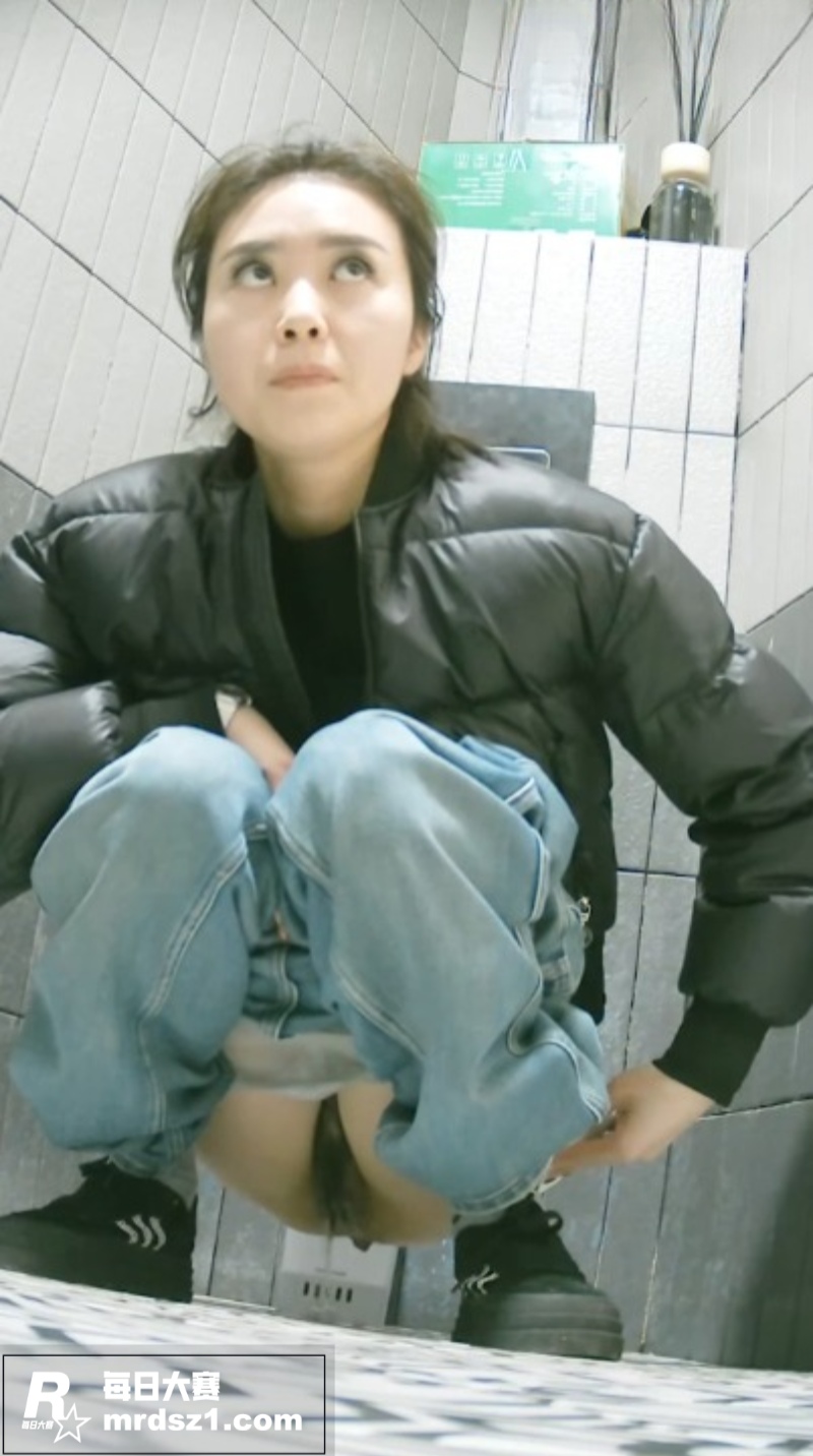 公共女厕偷拍合集 多相关图片3
