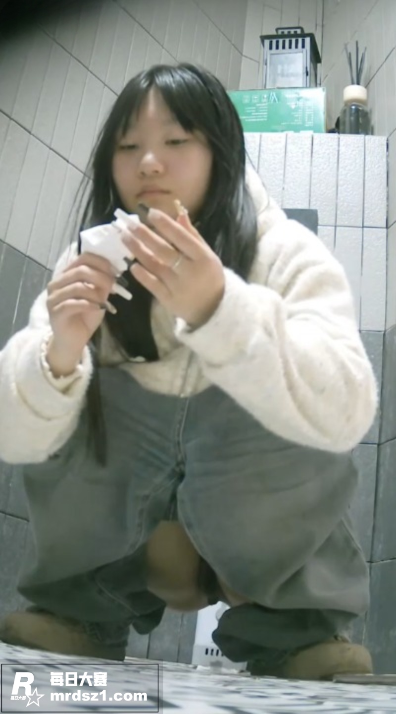 公共女厕偷拍合集 多相关图片5