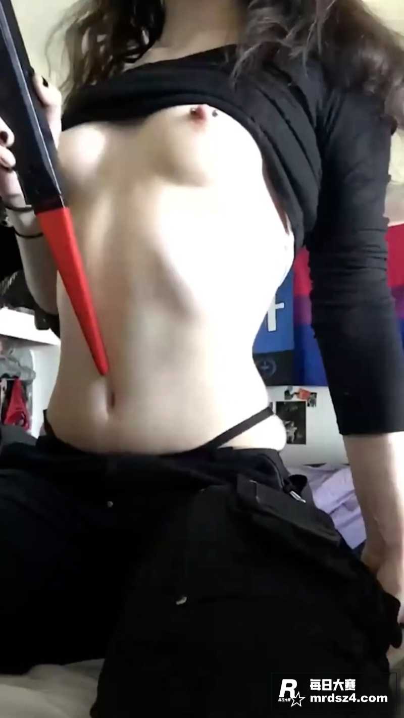 自虐猎奇 美女拿着电相关图片4