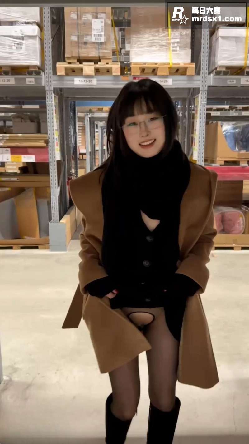 推特高颜值阿黑颜女神相关图片1
