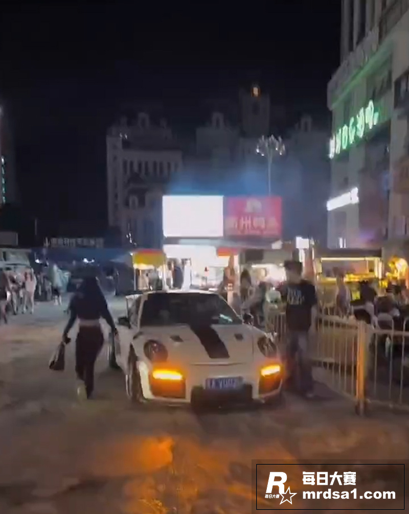 贵阳街头女子踹爆保时相关图片1