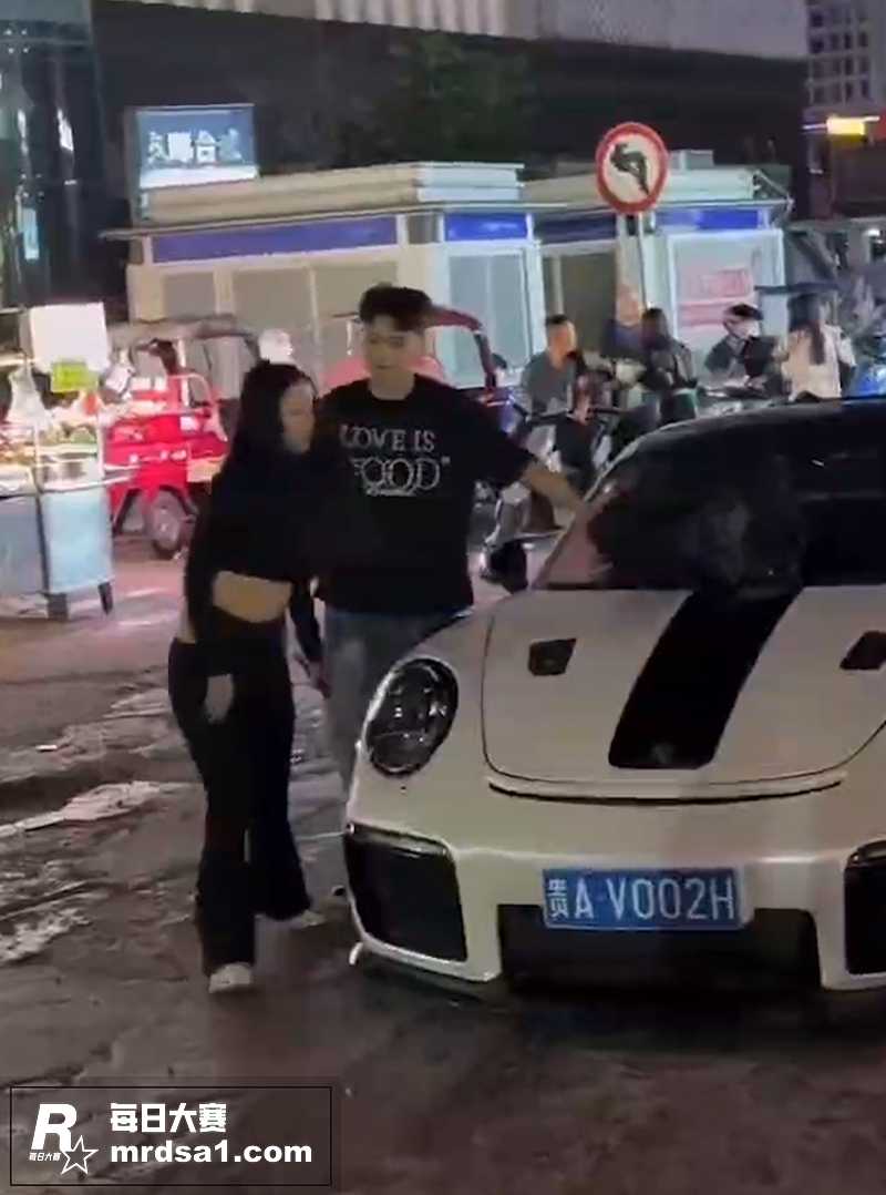贵阳街头女子踹爆保时相关图片2