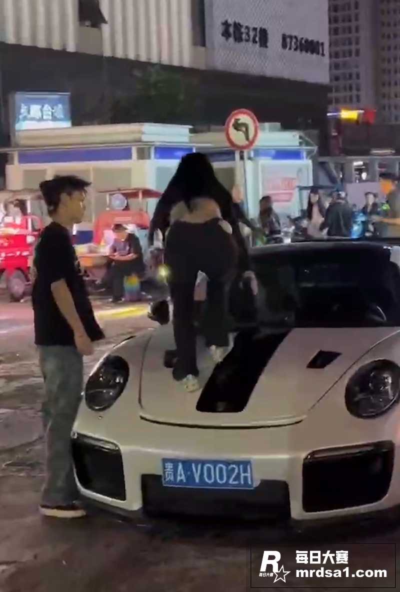 贵阳街头女子踹爆保时相关图片3