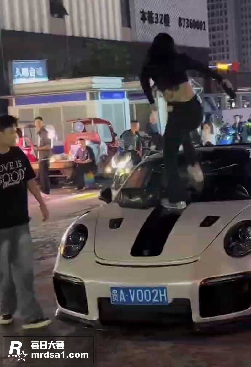贵阳街头女子踹爆保时相关图片4