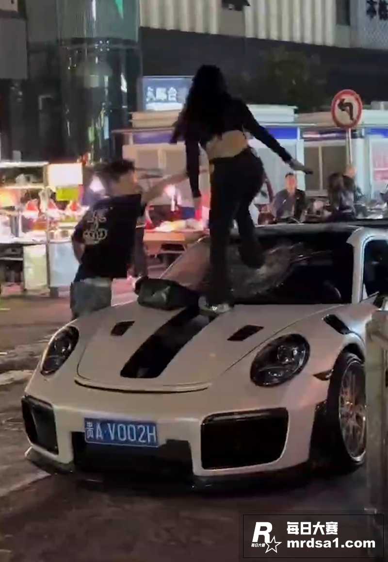 贵阳街头女子踹爆保时相关图片5