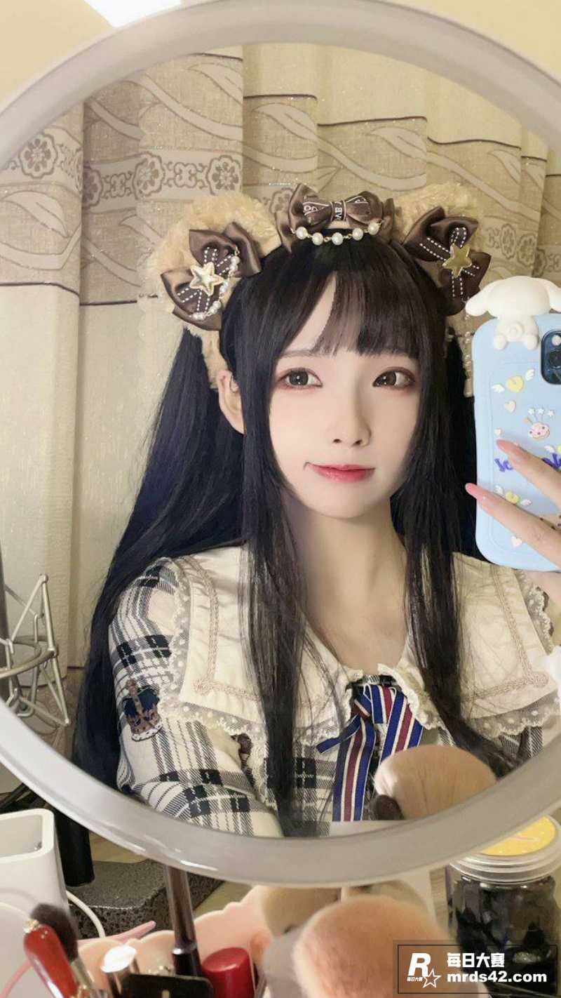 推特极品美乳粉鲍反差相关图片2