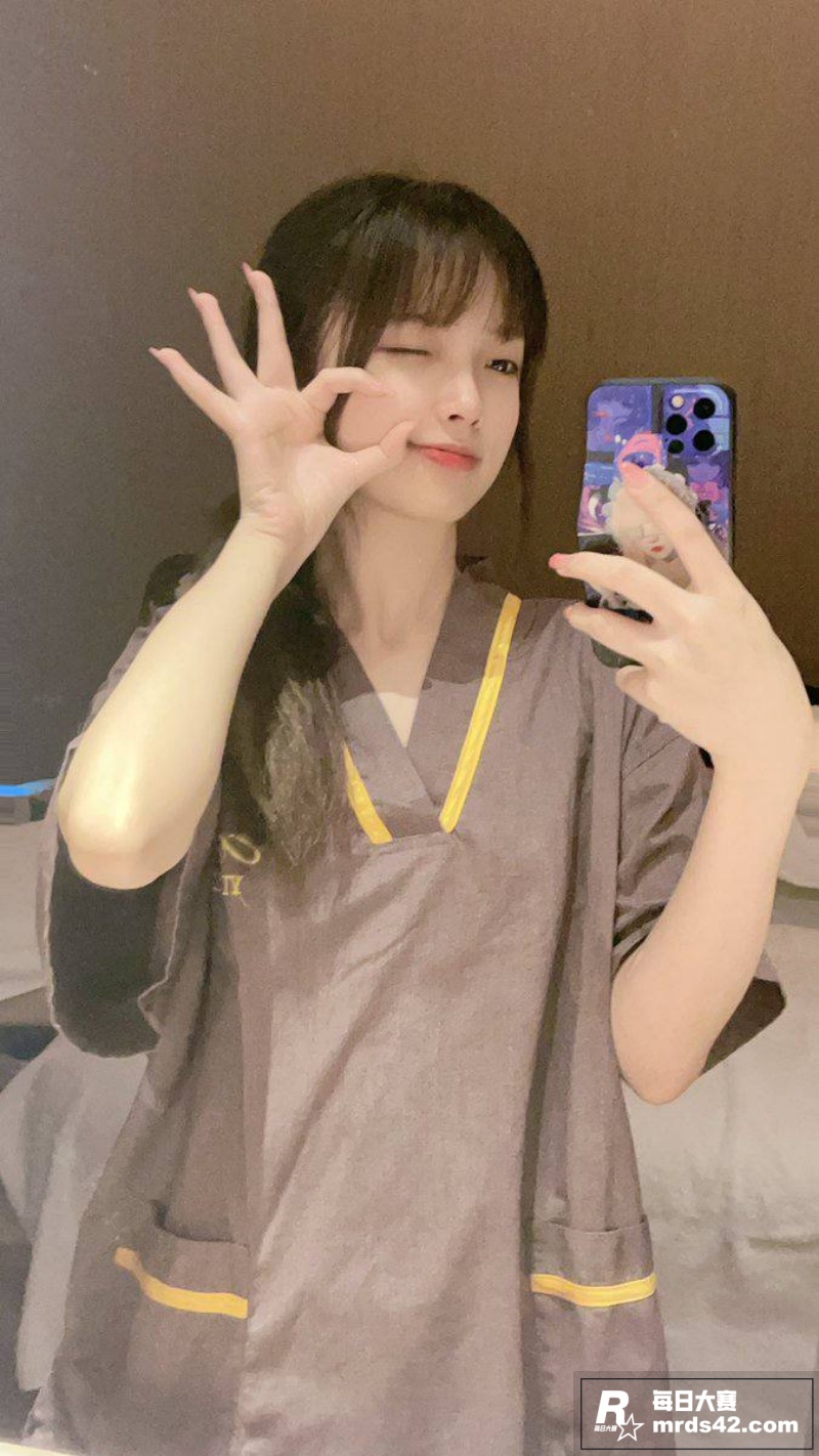 推特极品美乳粉鲍反差相关图片3