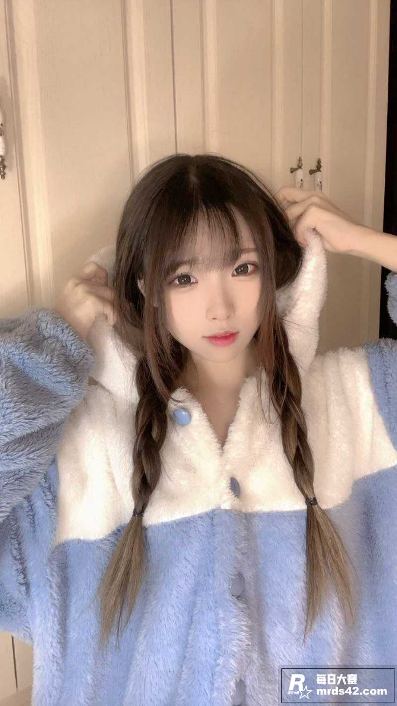 推特极品美乳粉鲍反差相关图片4